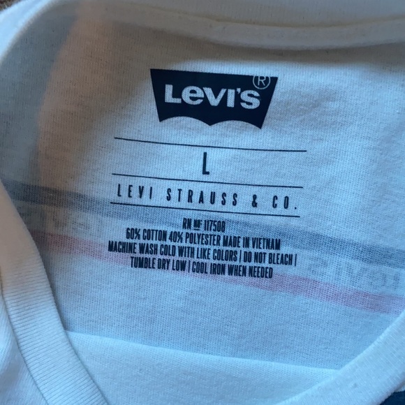 Levi’s, large white tee - Picture 2 of 5